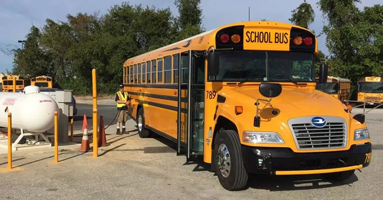 미국 스쿨버스가 LPG를 충전하고 있는 모습 