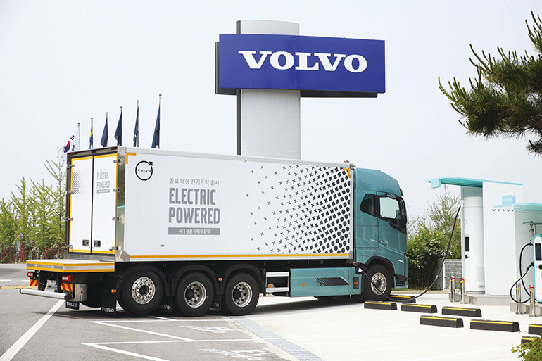 본격적인 국내 출시를 앞두고 있는 중대형 전기트럭. 볼보트럭 ‘FH 전기트럭’(왼쪽)