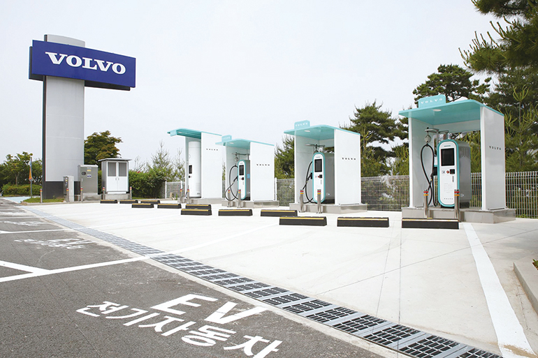 볼보트럭코리아는 자체적으로 전기트럭 본격 판매를 위해 서비스 센터 내 전용 충전시설을 구축 중이다.