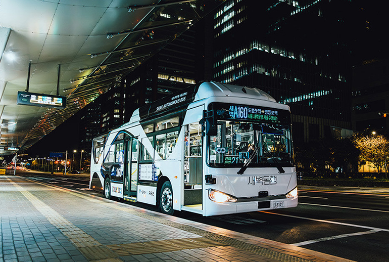 서울시 심야 자율주행버스의 운행 모습