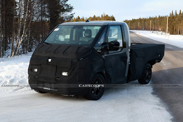기아 'PV5' 의 트럭 버전 프로로타입 차량이 유럽 현지에서 포착되었다. (사진 출처 : Carscoops)