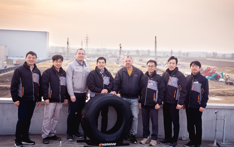 한국타이어가 유럽내 사업 입지를 더욱 강화하기 위해, 약 5억 4,000만 유로(한화 8,186억 원)을 들여 신규 트럭, 버스용 타이어 공장 구축에 나섰다.