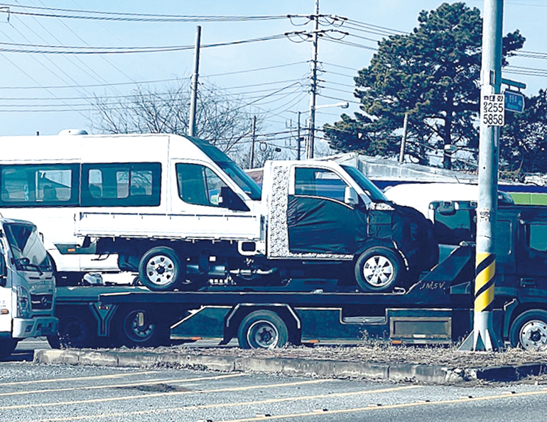 현대차의 포터2 후속모델로 보이는 ‘LT2’. 위장막을 두른 채 탁송 중인 모습. (사진출처: 남차카페)