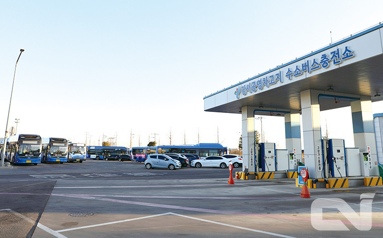 서울 강서구에 위치한 ‘강서공영차고지’ 내 수소버스충전소와 수소버스.