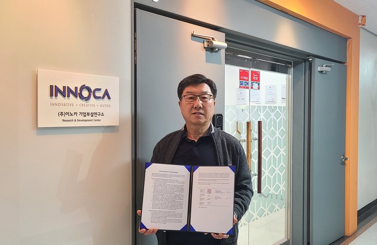 김광희 이노카 대표이사가 한국 및 영국 기관과 공동 체결한 업무협약서 (MOU) 를 소개하고 있다.