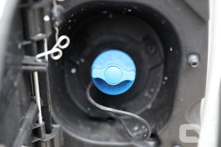 유로6 환경규제를 충족시키는 상용차라면 대부분 요소수를 사용한다. 사진은 요소수 주입구. 