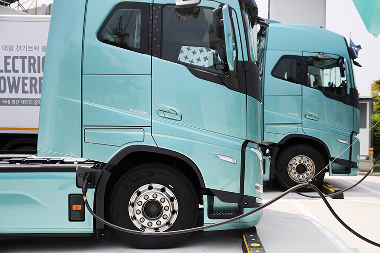 국내에서의 복잡한 인증 절차와 불확실한 정부 지원으로 시장 진입이 지연되고 있는 '볼보 FH 일렉트릭'