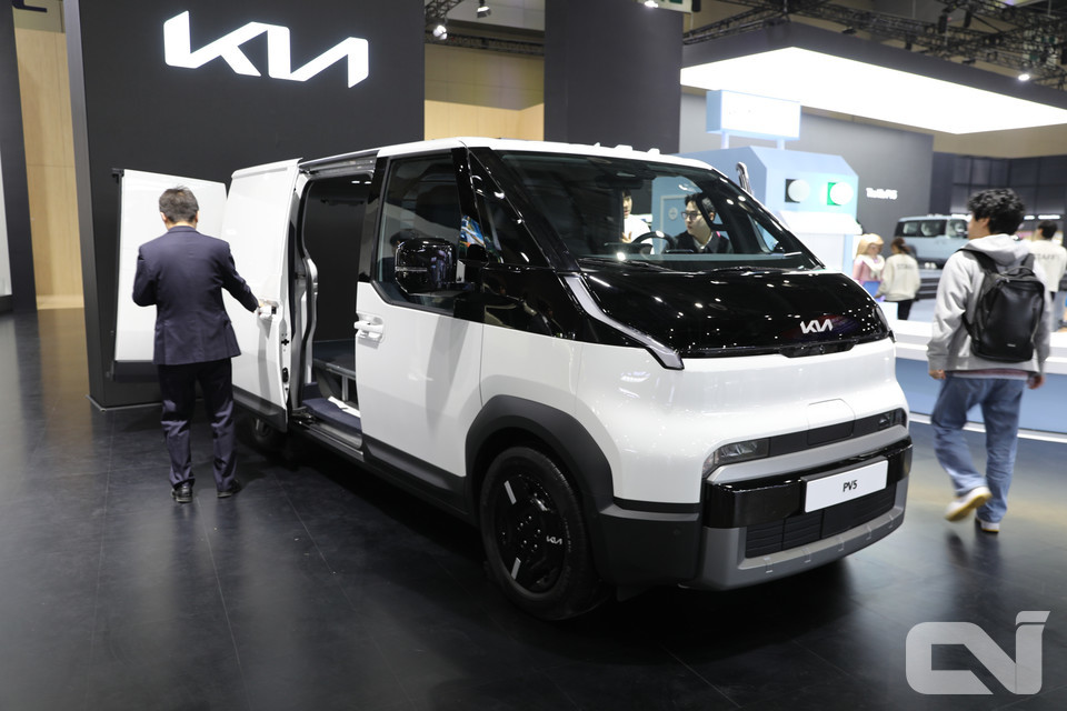 기아는 PV5 Zone에 ▲승객 탑승에 초점을 맞춘 패신저 ▲넓은 화물 적재 공간을 갖춰 물류 및 도심 배송에 특화된 카고 ▲교통약자의 이동 편의성을 위해 개발된 WAV(Wheelchair Accessible Vehicle) 등 다양한 라인업을 동시에 전시했다.