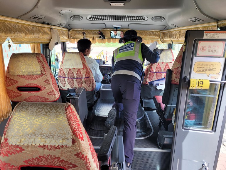 지난 2024년 9월 5일 경기도 성남시 몽실학교에서 TS 경기남부본부 자동차안전단속원이 어린이통학버스를 점검하고 있다. (사진 : TS)