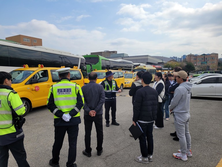 지난 2024년 4월 5일 경기도 평택시 소사벌레포츠타운에서 TS 경기남부본부 자동차안전단속원이 어린이통학버스를 점검결과를 설명하고 있다. (사진 : TS)