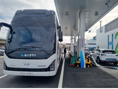 수소 대형버스, 수소 승용차 '넥쏘' 수소 충전 전경 (사진 : 울산광역시)