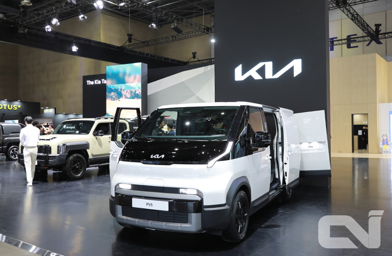 '2025 서울모빌리티쇼'에 출품된 PV5 카고 모델의 모습.
