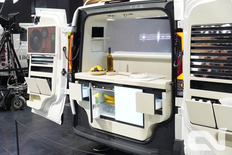 LG전자의 냉장고ㆍ광파오븐ㆍ와인셀러 등이 장착된 '슈필라움 글로우캐빈' 콘셉트카