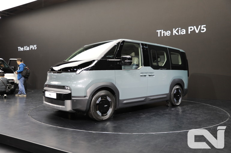 승객 탑승에 초점을 맞춘 패신저 모델의 모습