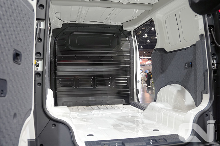 PV5 카고 하이루프 기준, 최대 5,165L(VDA 측정치)의 적재 용량을 확보했다.