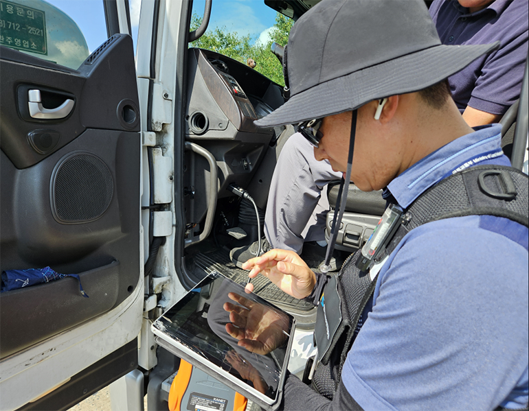 최고속도제한장치 조작 여부를 확인하는 모습.