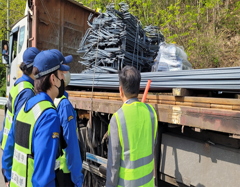 적재화물 이탈방지 설치 여부를 확인하는 모습.
