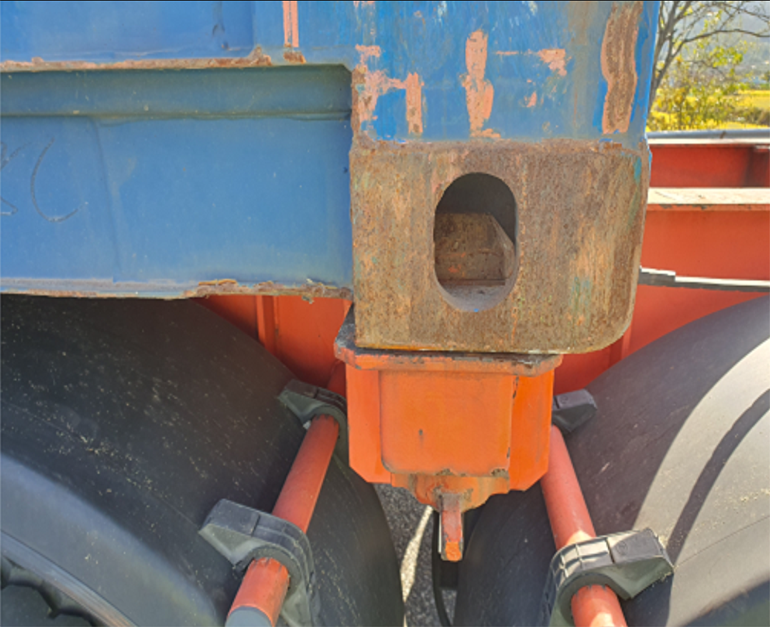 컨테이너 잠금장치 잠금 여부를 확인하는 모습.