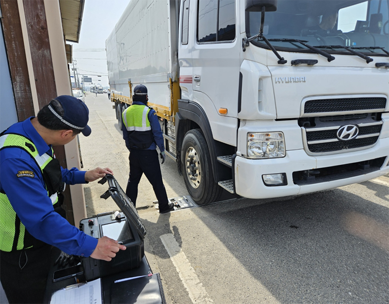 차량의 과적 여부를 확인하는 모습.
