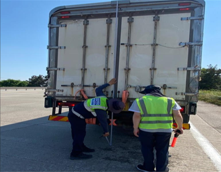 차량의 불법 튜닝 여부를 확인하는 모습.