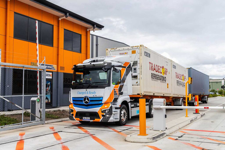 도입된 e악트로스는 태양광을 통해 배터리를 충전하며, 브리즈번 항 주변 지역의 컨테이너 운송 업무에 투입될 예정이다.