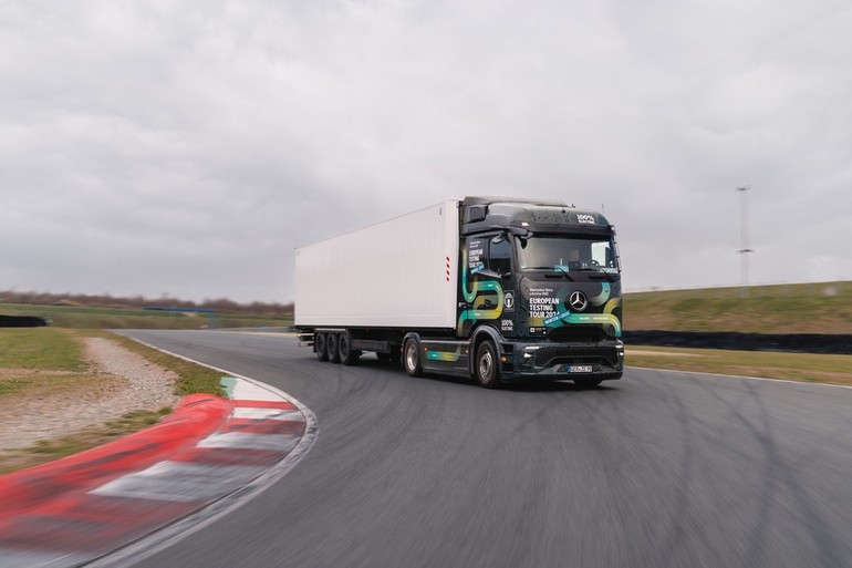 후진 주행하는 최장거리 부문 기네스 세계 기록에 도전하는 메르세데스-벤츠트럭의 e악트로스 600 (사진 : Sustainable truck & Vans)