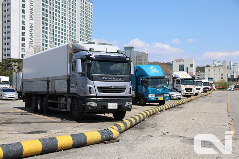 서부트럭터미널에 주차된 트럭들.