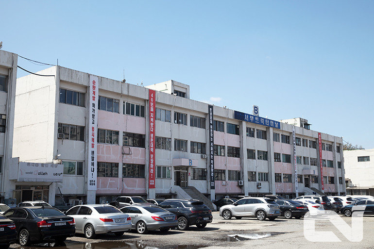 서부트럭터미널의 재개발에 반대하는 비대위의 현수막.