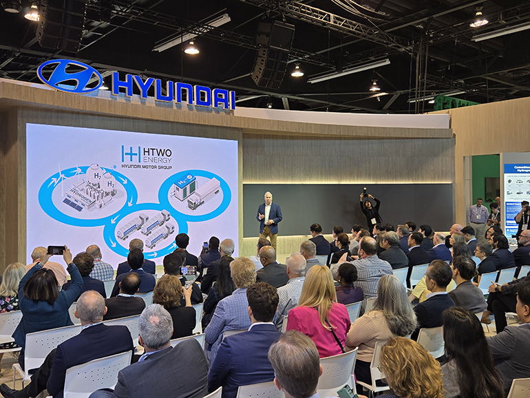 켄 라미레즈 현대차 글로벌상용&수소사업본부 부사장이 'ACT 엑스포 2025' 프레스 컨퍼런스에서 발표하고 있는 모습