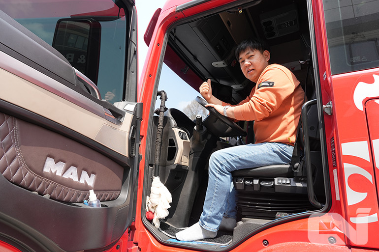 이 사장은 만트럭의 단단한 하체와 내구성에 크게 만족하는 모습이었다.