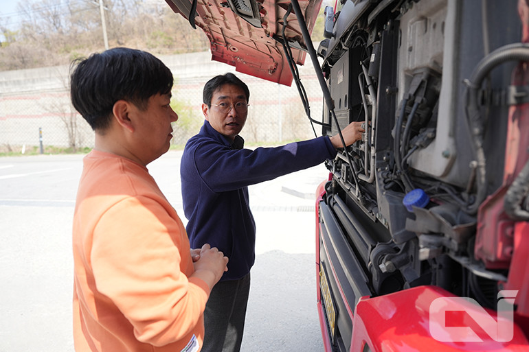 박경환 만트럭버스코리아 세종 서비스 센터장(오른쪽)과 차량을 점검 하는 모습