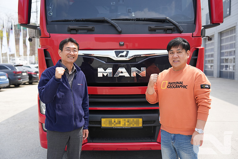 박경환 만트럭버스코리아 세종 서비스 센터장(왼쪽)과 이영규 사장(오른쪽)이 만 카고트럭 앞에서 포즈를 취하고 있다.