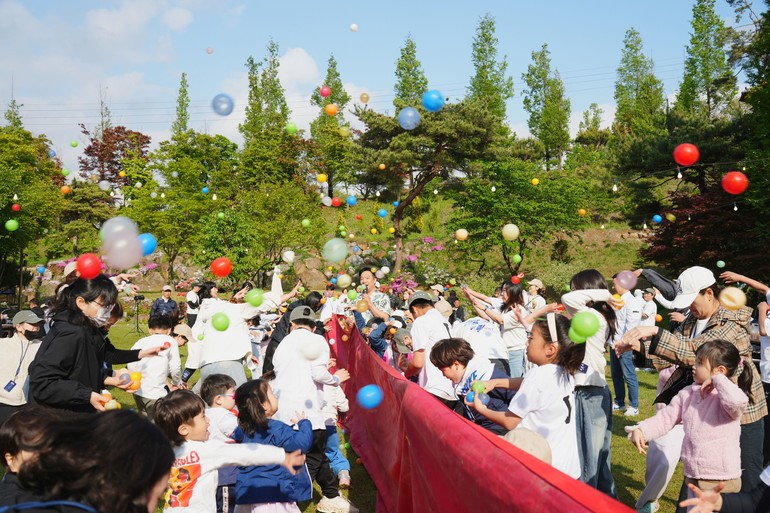 볼보 브랜드 고객 가족들이 레크리에이션을 즐기고 있다.