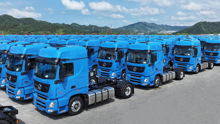 중국에서 제작된 트럭들이 출고를 기다리고 있는 모습
