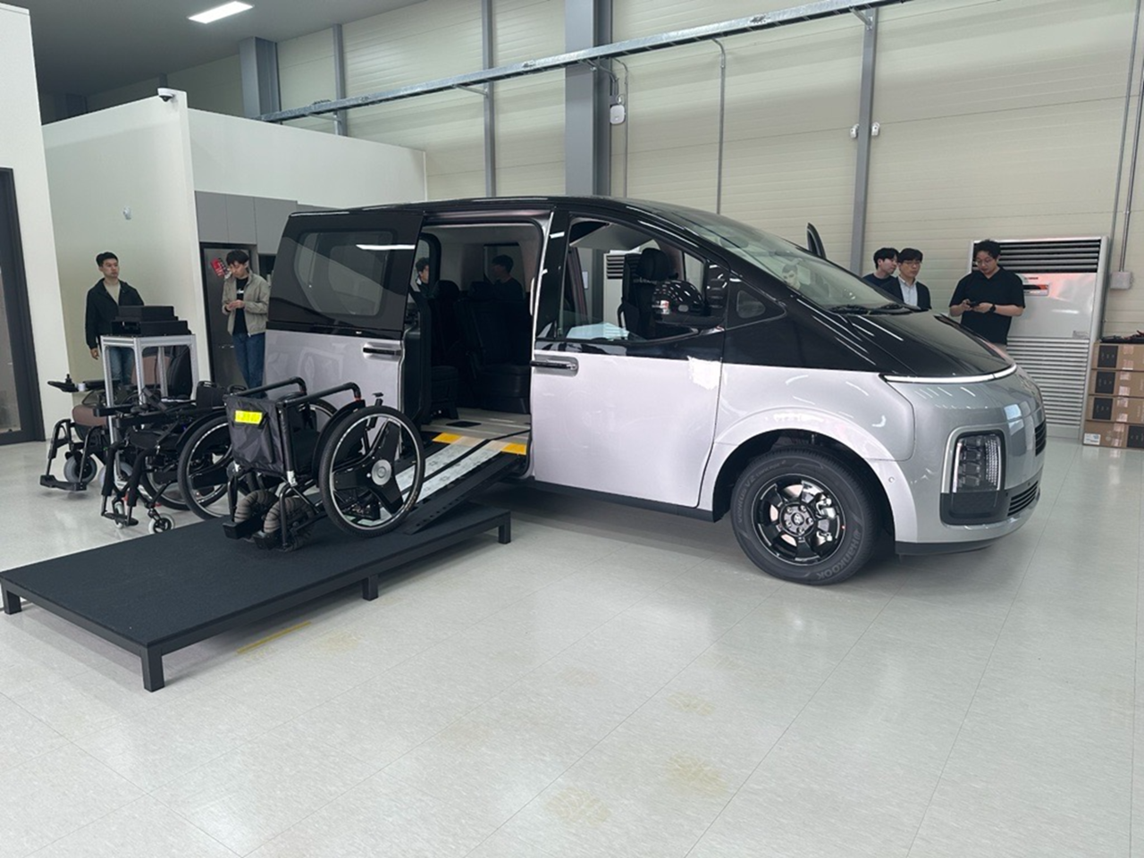 현대자동차가 개발한 유니버셜 디자인 전기택시.