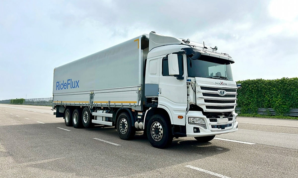 새만금에서 테스트를 진행중인 자율주행 화물차의 모습.