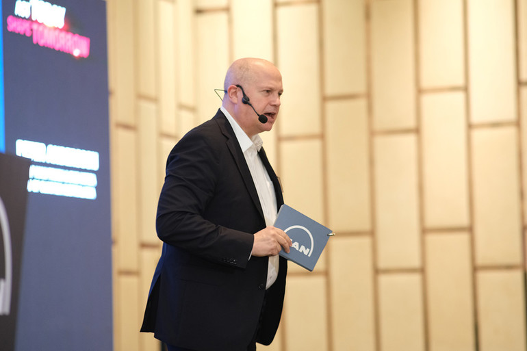 피터 안데르손 만트럭버스코리아 사장이 한 자리에 모인 참가자들에게 앞에서 향후 만트럭버스코리아가 나아갈 방향에 대해 설명했다.