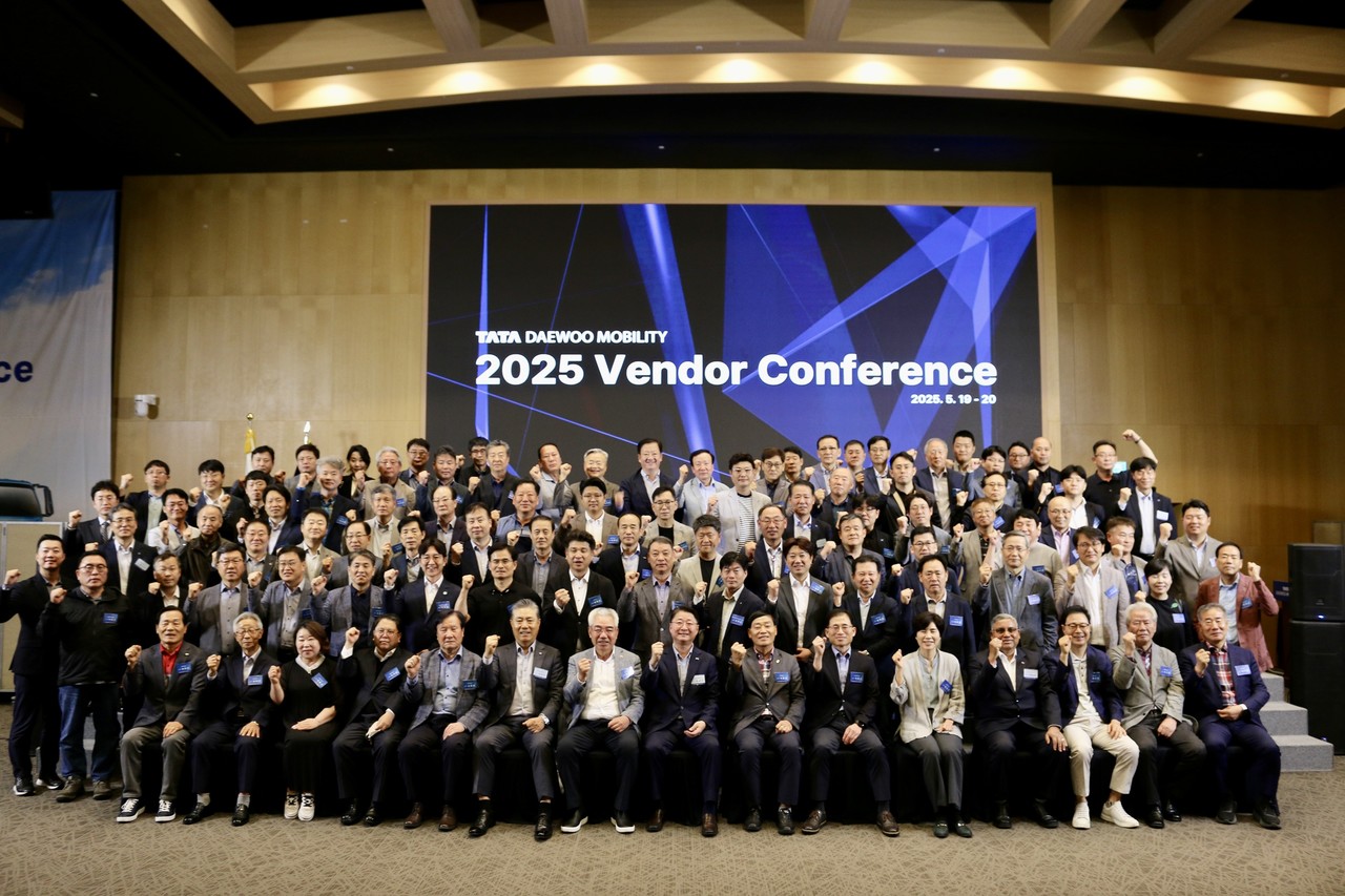 2025 협진회 정기총회 및 벤더 컨퍼런스에서 참석자들이 기념촬영을 하고 있다. (사진 : 타타대우모빌리티)