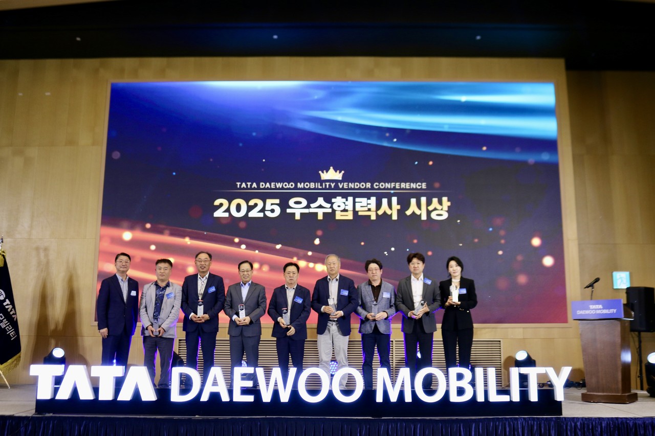 2025 협진회 정기총회 및 벤더 컨퍼런스에서 우수 협력사로 선정된 수상자들이 기념촬영을 하고 있다. (사진 : 타타대우모빌리티)