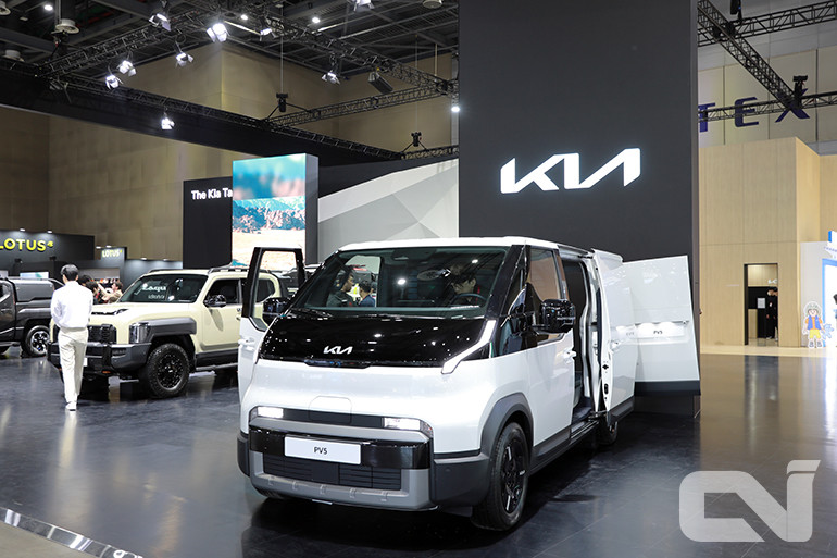 '2025 서울모빌리티쇼' 에 전시된 PV5 카고 모델의 모습.