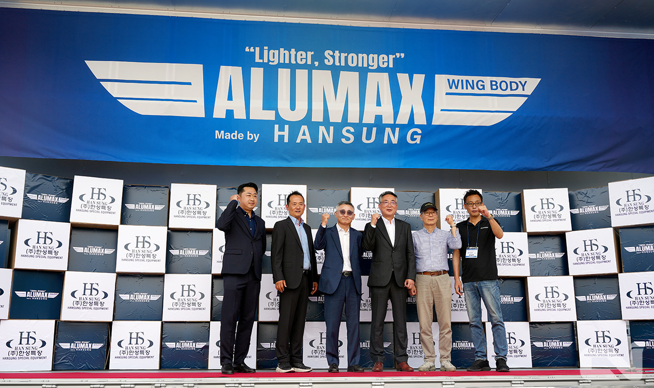 이상우 대표이사 등 한성특장의 주요 임원ㆍ개발진들이 알루맥스 윙바디 차량에서 파이팅을 외치고 있다. 