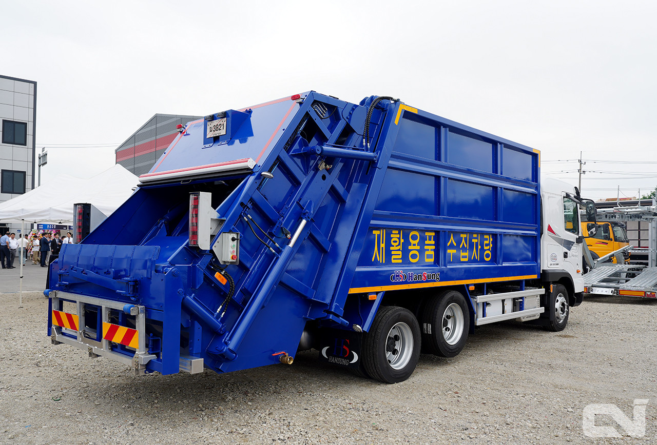 폐플라스틱 및 공병 등 폐기물을 수거하는 압축진개 차량의 모습