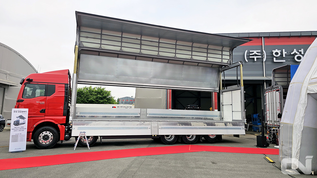 한성특장의 상승형 윙바디 트럭