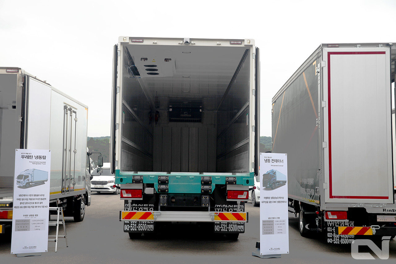 한성특장의 냉동컨테이너 차량