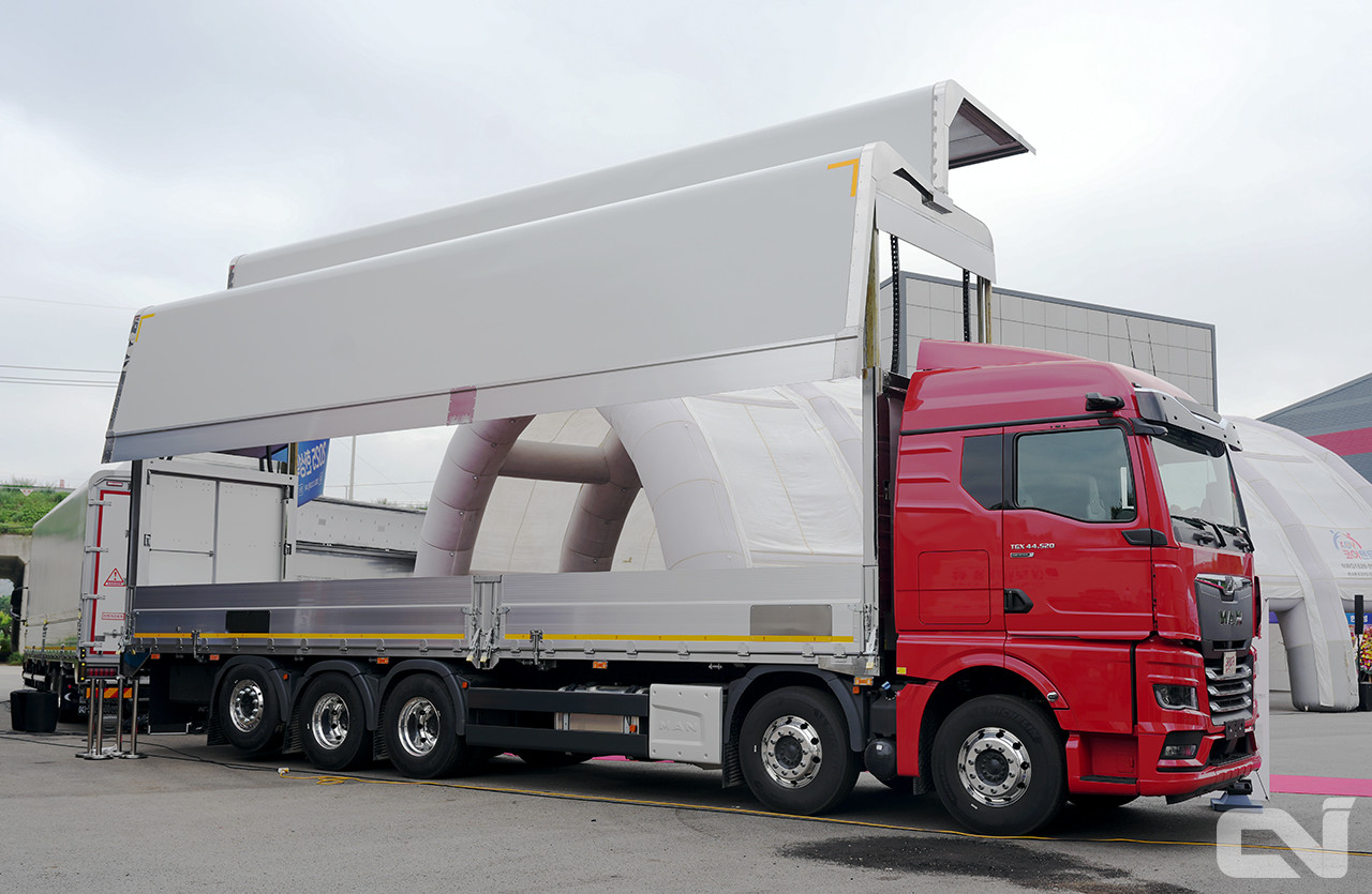 한성특장의 상승형 윙바디 차량