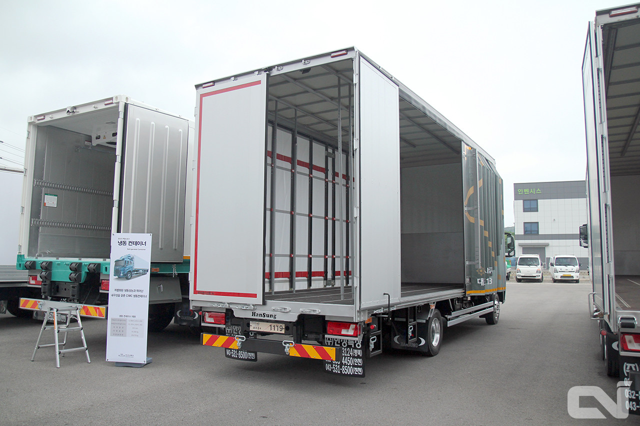 유럽에서 널리 사용하고 있는 '슬라이딩 소프트탑'을 적용한 한성 소프트탑의 모습