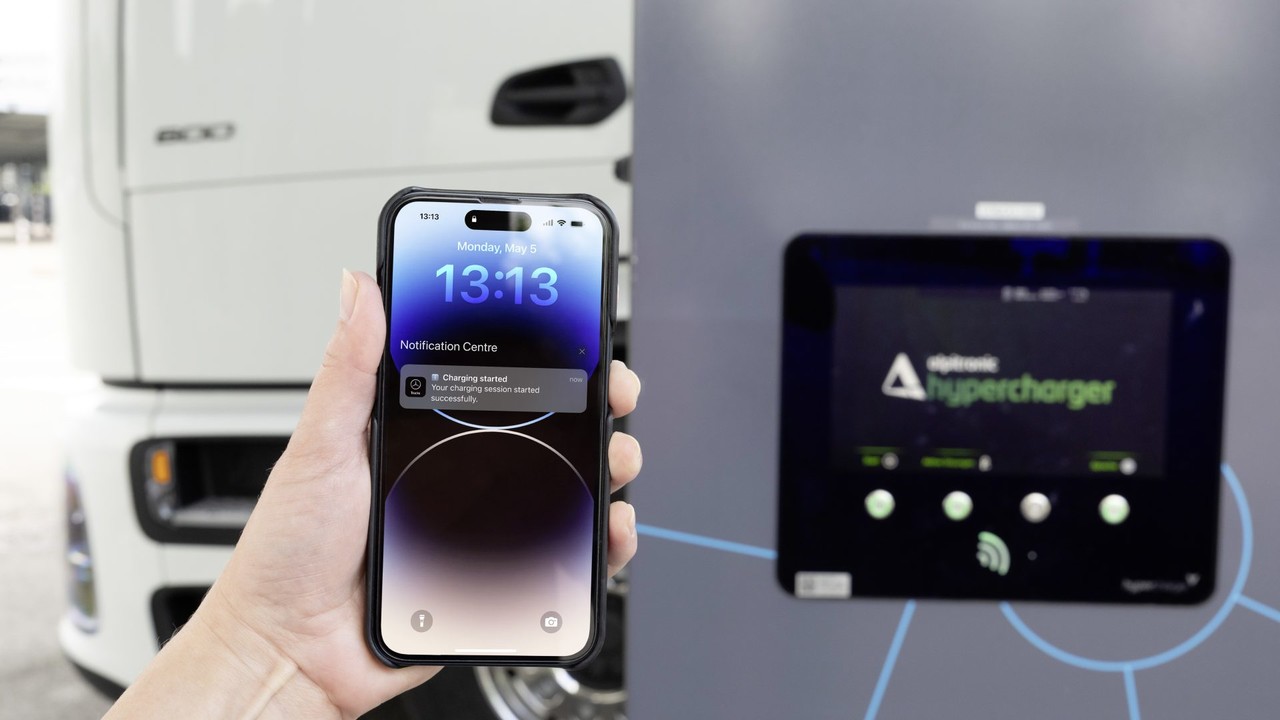 차주가 스마트폰으로 전기트럭의 충전이 시작되었다는 알림을 확인하고 있다. (사진 : Sustainable Truck & Van)