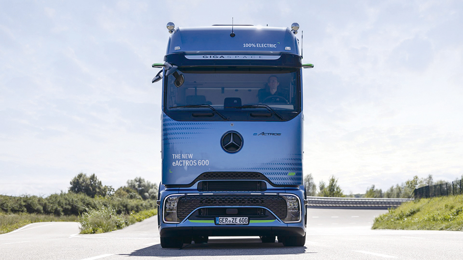 메르세데스-벤츠트럭의 장거리용 플래그쉽 전기트럭인 e악트로스 600이 주행 시험장을 주행하고 있다. (사진 : Sustainable Truck & Van)