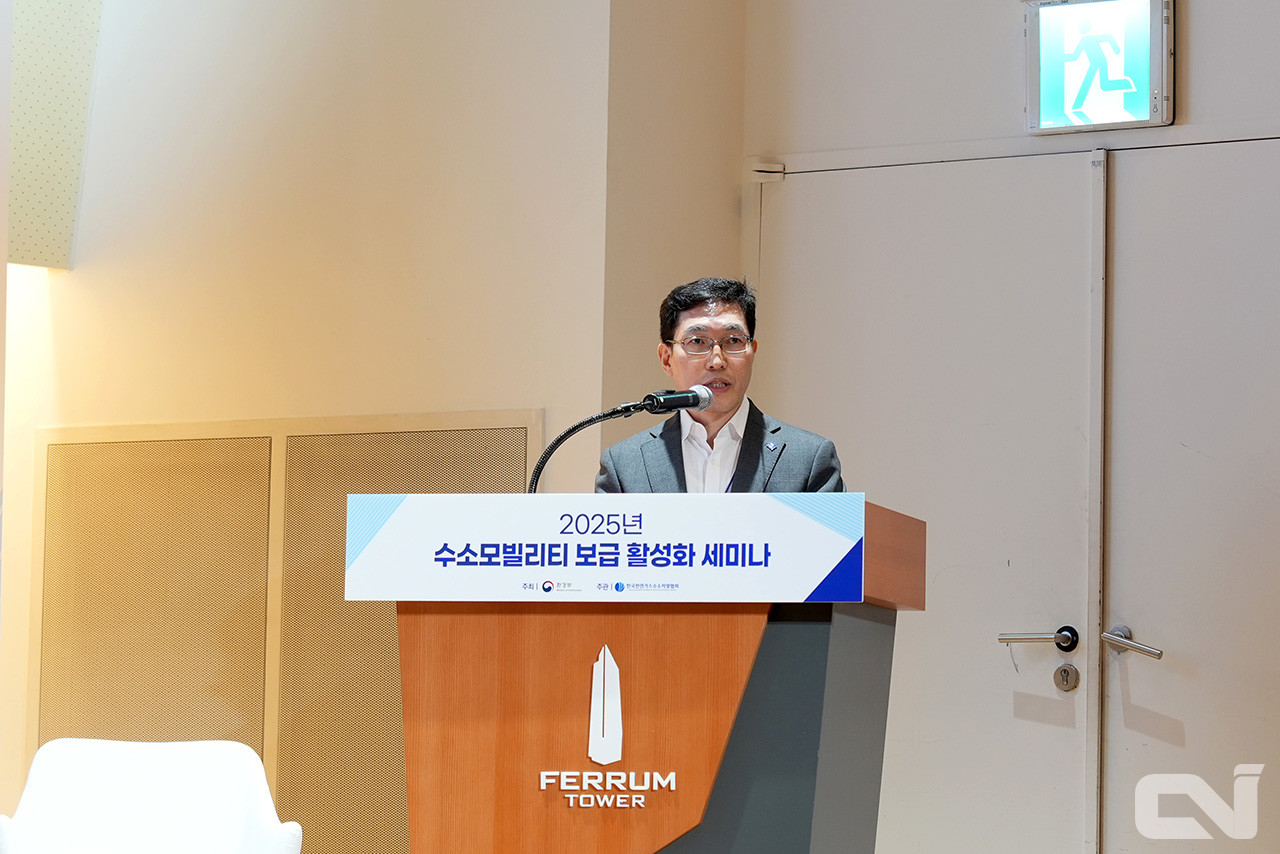 황춘화 타타대우모빌리티 부장이 수소엔진의 낮은 개발 비용과 디젤엔진과의 높은 기술적 호환성에 대해 설명하는 모습.