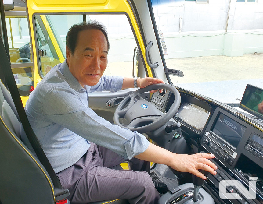 박숙현 부산 강남투어협동조합 대표이사가 현대 카운티 오토 차량의 운전석에 앉아 포즈를 취하고 있다.